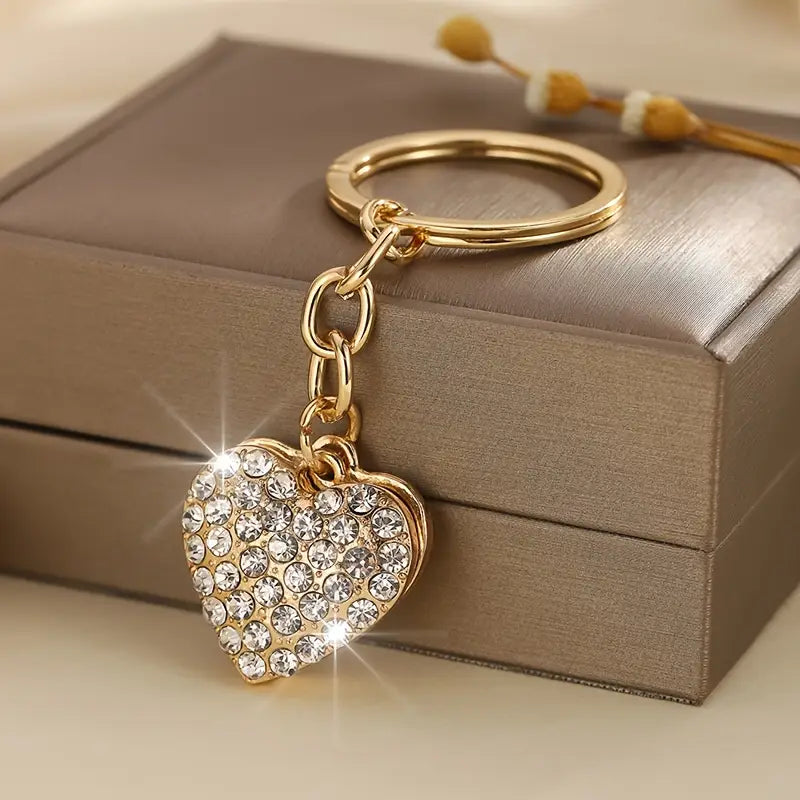 Lujoso llavero de aleación con forma de corazón para San Valentín, con perlas artificiales y pedrería: un regalo de lujo para mujer.