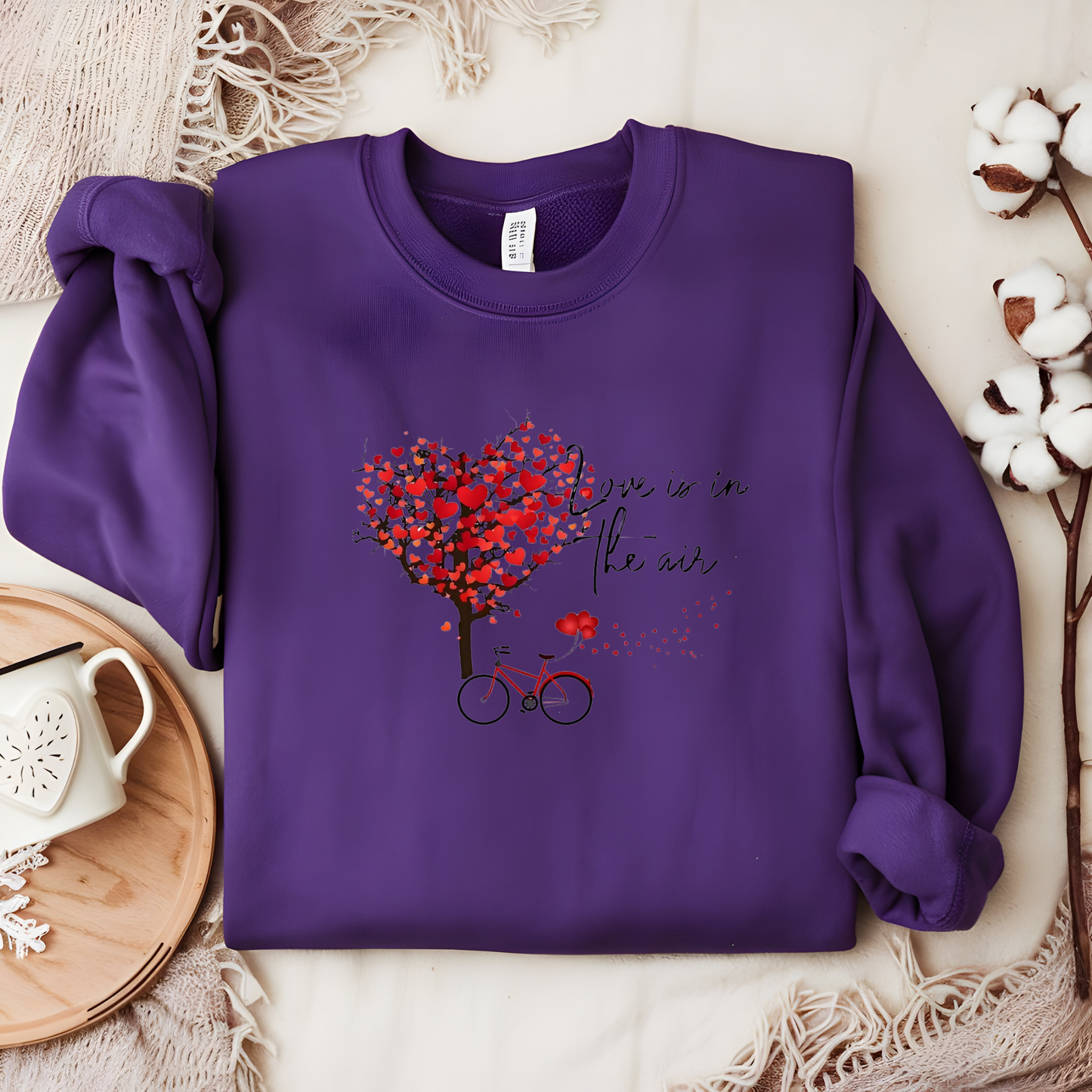 Sudadera unisex de cuello redondo "Love is in the Air": un regalo acogedor y romántico para parejas y San Valentín.