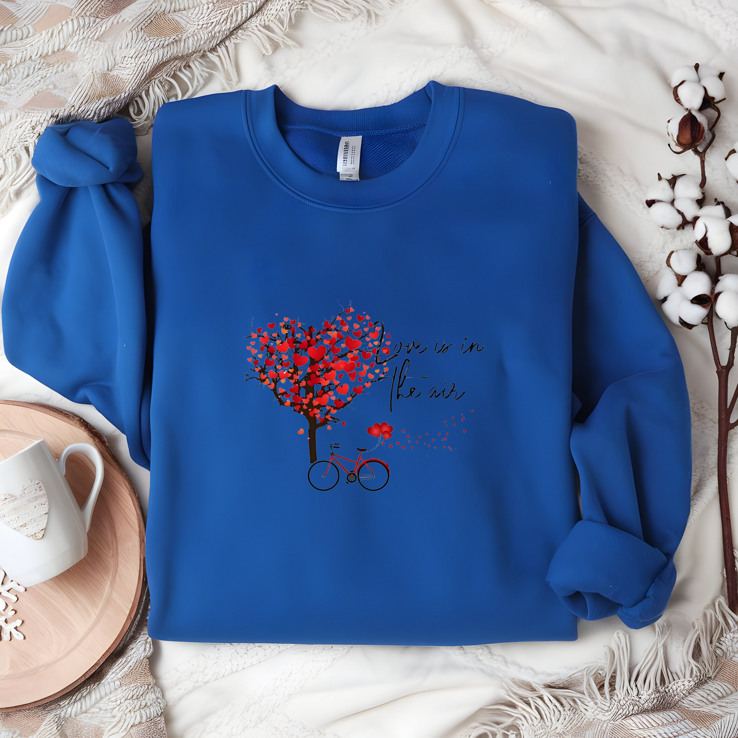 Sudadera unisex de cuello redondo "Love is in the Air": un regalo acogedor y romántico para parejas y San Valentín.
