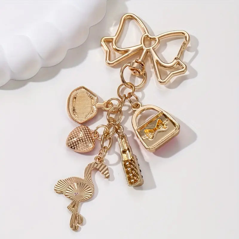 Llavero festivo de flamenco con labial rosa, corazón y lazo dorado: el regalo perfecto para el Día de la Mujer.