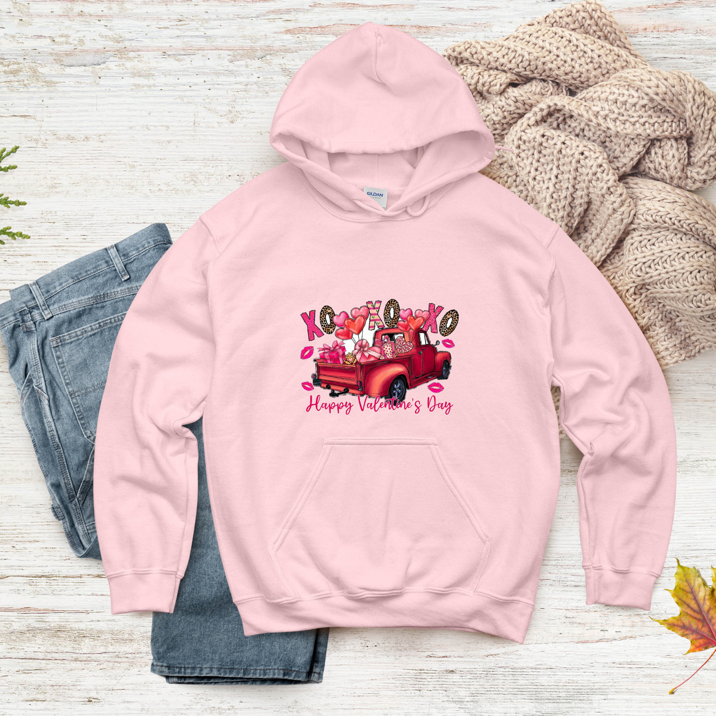 Sudadera unisex de mezcla pesada con estampado de camión y amor: acogedora y personalizable con temática de amor