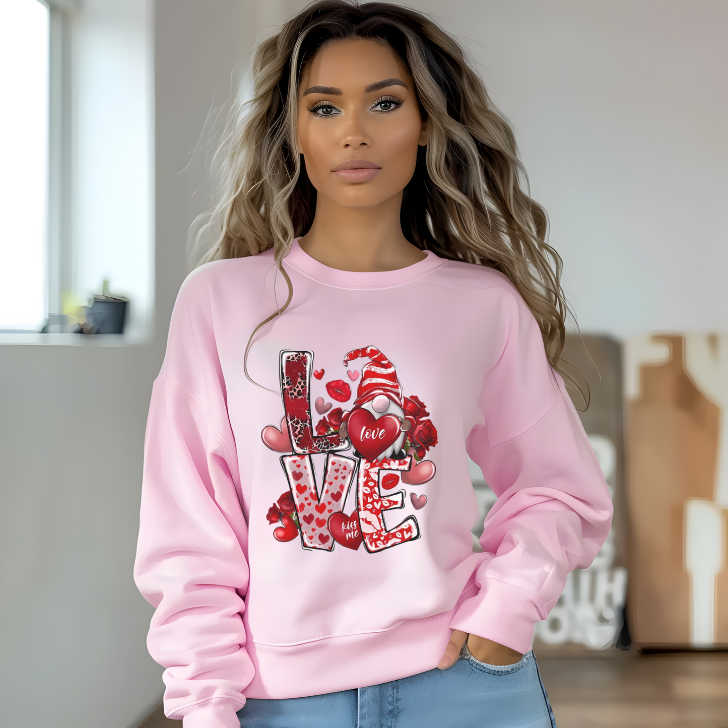 Sudadera unisex personalizada con cuello redondo y diseño de gnomo del amor: cómoda, elegante y personalizada.