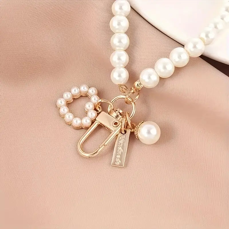 Hermoso llavero con cuentas de concha y corazón: un elegante accesorio para el coche, la mochila y mucho más.