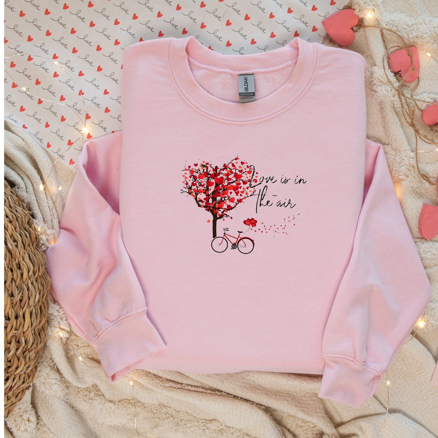 Sudadera unisex de cuello redondo "Love is in the Air": un regalo acogedor y romántico para parejas y San Valentín.